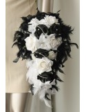 Bouquet mariée Cascade avec des roses, lys, perles, strass et plumes 