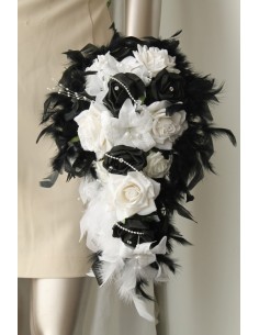 Bouquet mariée Cascade avec des roses, lys, perles, strass et plumes