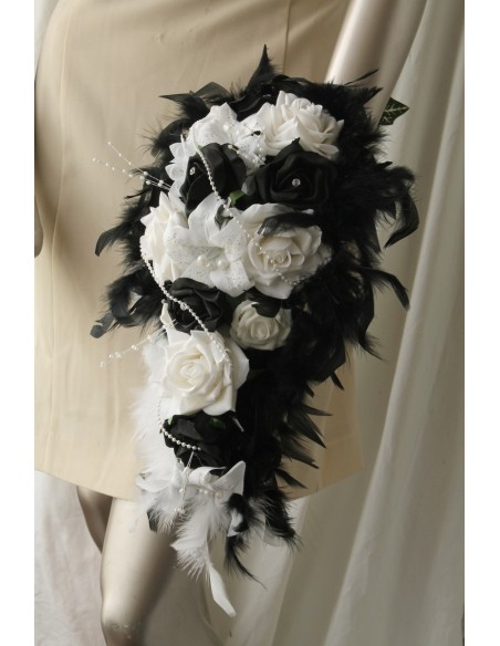 Bouquet mariée Cascade avec des roses, lys, perles, strass et plumes 