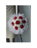 Bouquet de mariée Rond thème rouge avec roses, perles et plumes