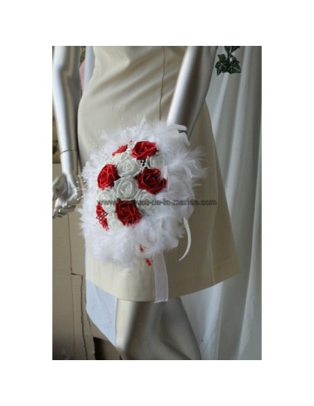 Bouquet de mariée Rond thème rouge avec roses, perles et plumes Bouquet de mariée Rond thème rouge avec roses, perles et plumes