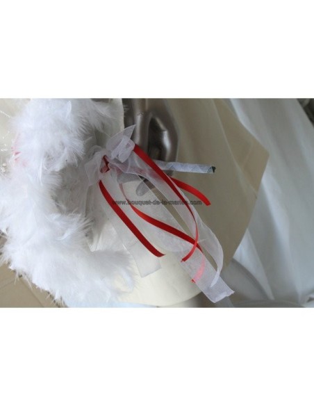 Bouquet de mariée Rond thème rouge avec roses, perles et plumes Bouquet de mariée Rond thème rouge avec roses, perles et plumes