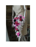 Bouquet marié cascade thème blanc et noir avec fuchsia et plumes