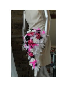 Bouquet marié cascade thème blanc et noir avec fuchsia et plumes