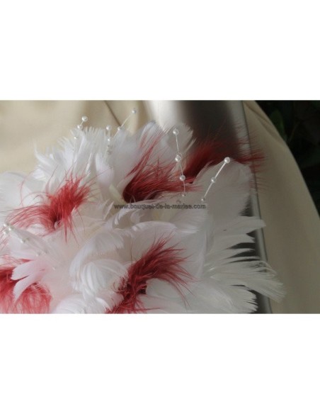 Bouquet de mariée charmant fait main avec des plumes et perles Bouquet de mariée charmant fait main avec des plumes et perles