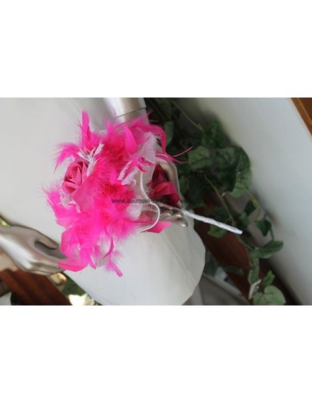BOUQUET MARIÉE AVEC PLUMES ET PERLES COULEUR BLANC ET FUCHSIA PERLÉ BOUQUET MARIÉE AVEC PLUMES ET PERLES COULEUR BLANC ET FUCHSIA PERLÉ
