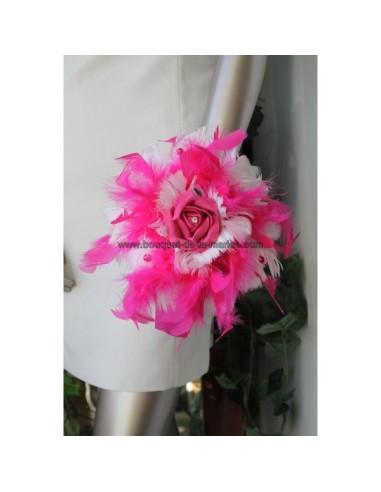 BOUQUET MARIÉE AVEC PLUMES ET PERLES COULEUR BLANC ET FUCHSIA PERLÉ