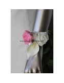 Bracelet fleurs mariage fait main avec des roses et des arums 