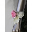 Bracelet fleurs mariage fait main avec des roses et des arums 