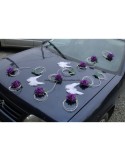 Décoration de voiture de mariage avec des ailes d\'anges et roses