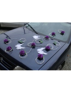 Décoration de voiture de mariage avec des ailes d'anges et roses