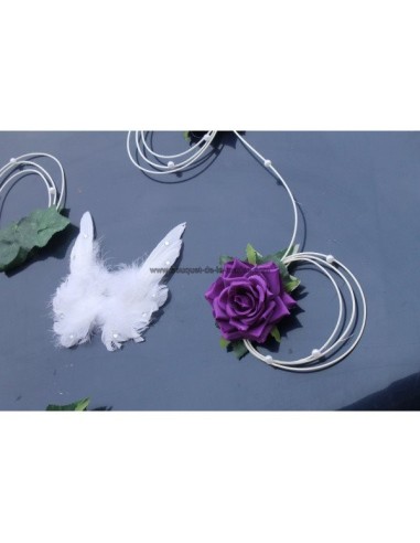 Décoration de voiture de mariage avec des ailes d'anges et roses