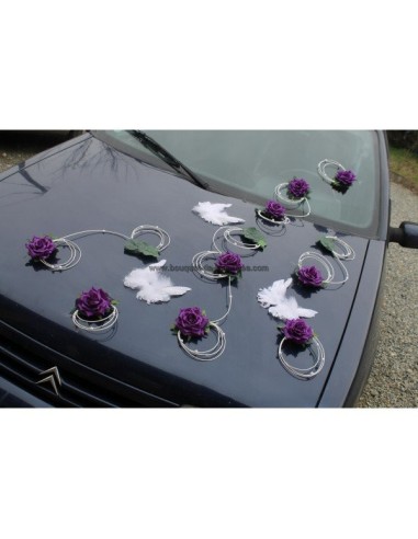 Décoration de voiture de mariage avec des ailes d'anges et roses