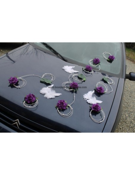 Décoration de voiture de mariage avec des ailes d'anges et roses