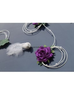 Décoration de voiture pour mariage avec des roses et des colombes