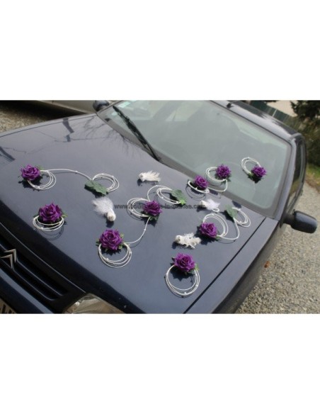Décoration de voiture pour mariage avec des roses et des colombes