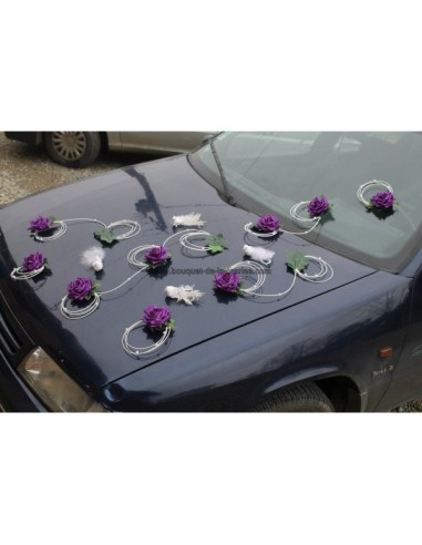 Décoration de voiture pour mariage avec des roses et des colombes