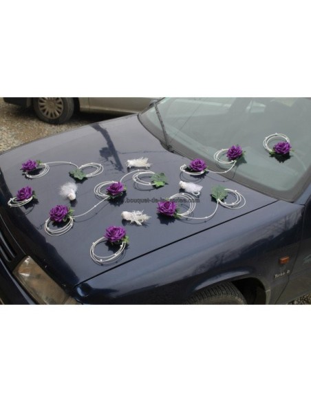 Décoration de voiture pour mariage avec des roses et des colombes