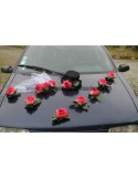 Décoration de voiture de mariage avec un chapeau et voile fuchsia