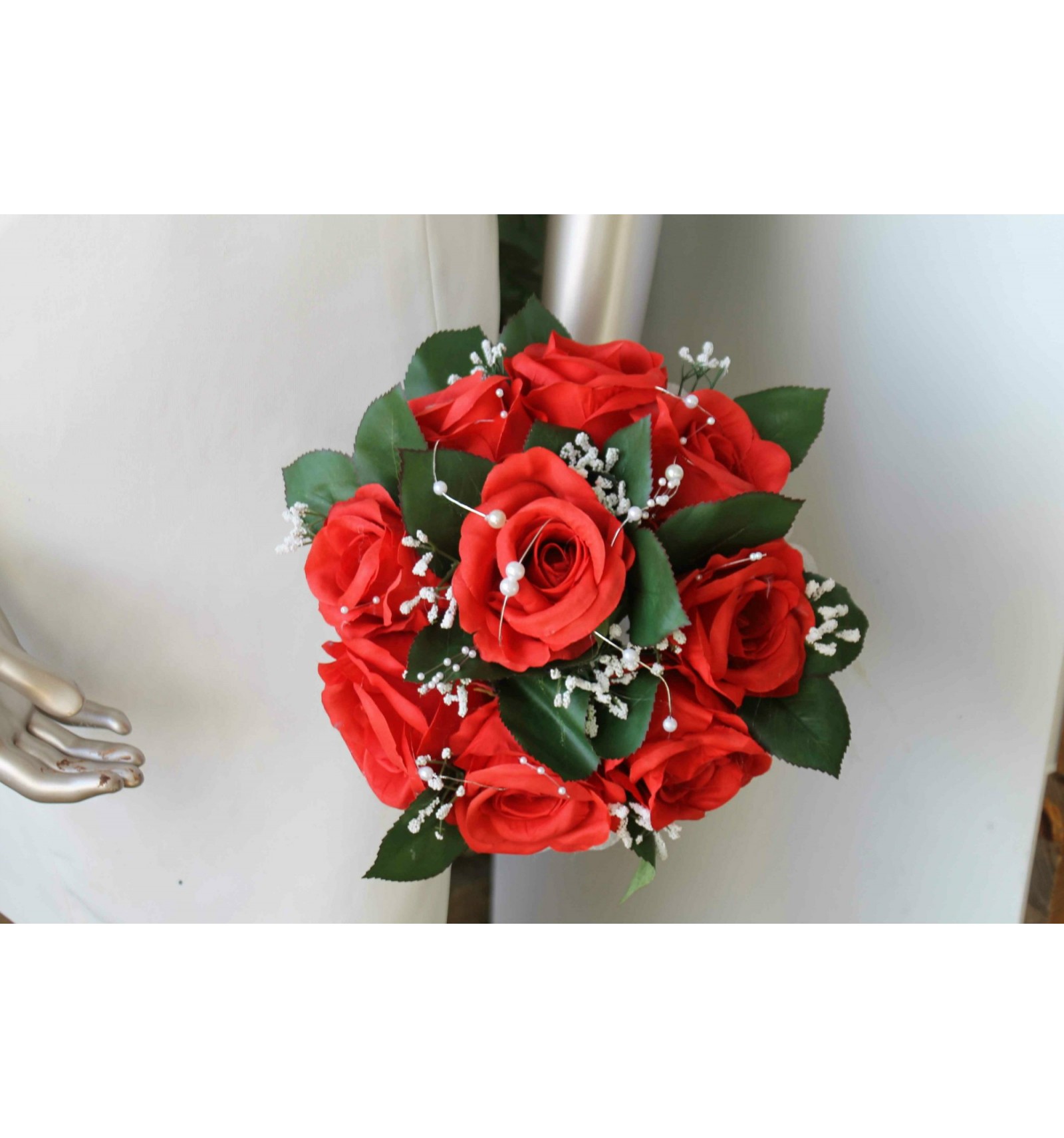 Bouquet Mariée Rond avec belles Roses Rouges, Gypsophile, perles
