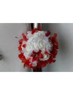 Beau Bouquet mariée rond avec belles roses, plumes et perles