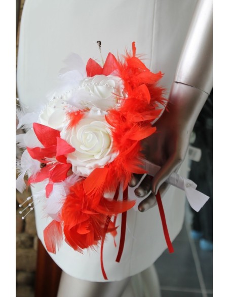 Beau Bouquet mariée rond avec belles roses, plumes et perles
