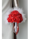 Bouquet de mariée éventail avec roses rouges, des plumes blanches