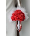 Bouquet de mariée éventail avec roses rouges, des plumes blanches