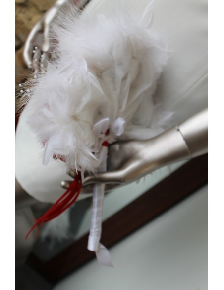 Bouquet de mariée éventail avec roses rouges, des plumes blanches