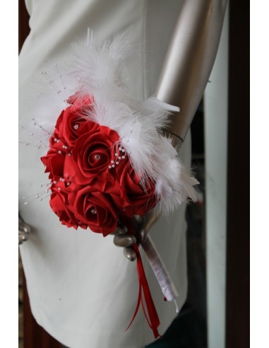 Bouquet de mariée éventail avec roses rouges, des plumes blanches
