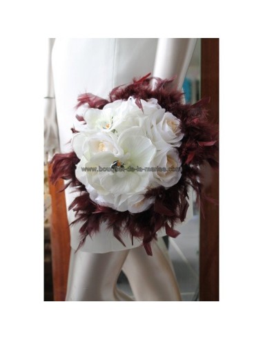 Bouquet de mariée avec des orchidée chocolat ivoire et des plumes