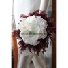 Bouquet de mariée avec des orchidée chocolat ivoire et des plumes