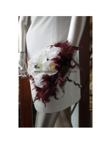 Bouquet de mariée avec des orchidée chocolat ivoire et des plumes