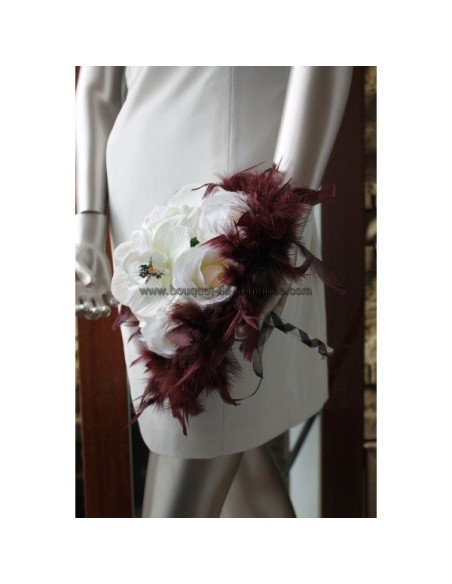 Bouquet de mariée avec des orchidée chocolat ivoire et des plumes