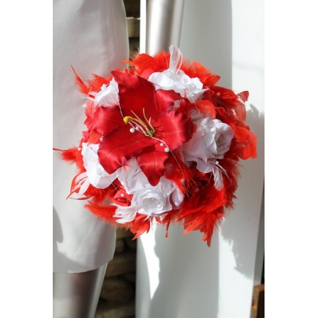 Bouquet de la mariee Rond avec un grand Lys, des roses et plumes