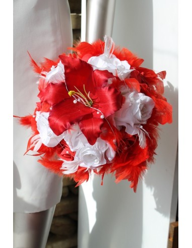 Bouquet de la mariee Rond avec un grand Lys, des roses et plumes