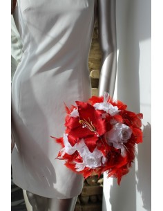 Bouquet de la mariee Rond avec un grand Lys, des roses et plumes 2