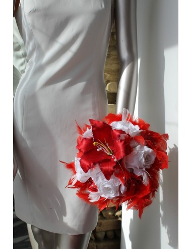 Bouquet de la mariee Rond avec un grand Lys, des roses et plumes