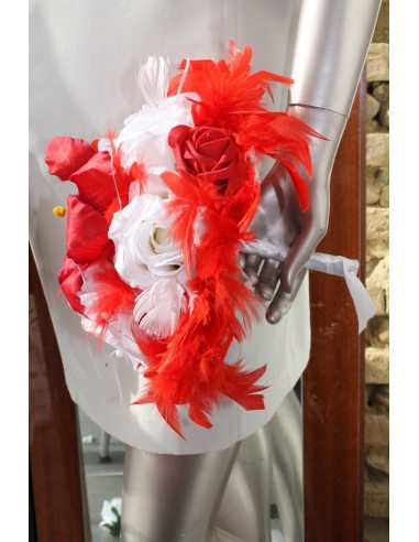 Bouquet de la mariee Rond avec un grand Lys, des roses et plumes