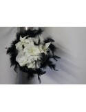 Bouquet rond noir avec plumes, roses, lys, perles, strass et plumes 