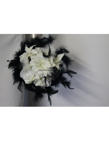 Bouquet rond noir, plumes, roses, lys, perles, strass et plumes 