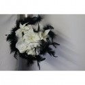 Bouquet rond noir avec plumes, roses, lys, perles, strass et plumes 