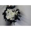 Bouquet rond noir, plumes, roses, lys, perles, strass et plumes 