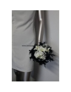 Bouquet rond noir avec plumes, roses, lys, perles, strass et plumes  2