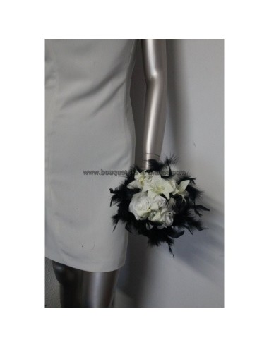 Bouquet rond noir avec plumes, roses, lys, perles, strass et plumes 