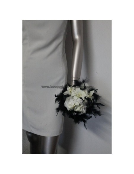 Bouquet rond noir avec plumes, roses, lys, perles, strass et plumes 