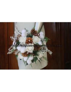 Bouquet de mariée rond thème hiver blanc, pomme pins, boules de coton