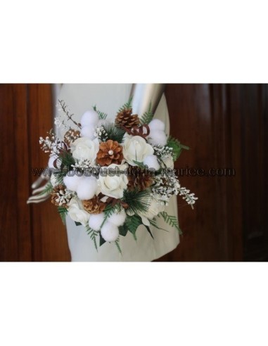 Bouquet mariée rond hiver blanc, pomme pins, boules de coton