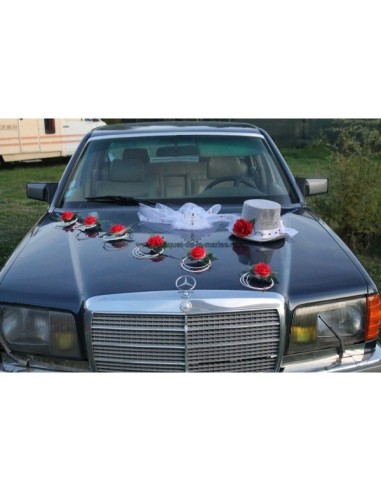 Splendide décoration de voiture de mariage thème rouge et argent