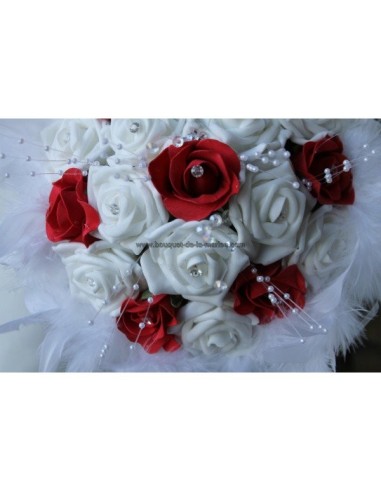 Bouquet de mariée ROND blanc et rouge avec roses, perles et plumes